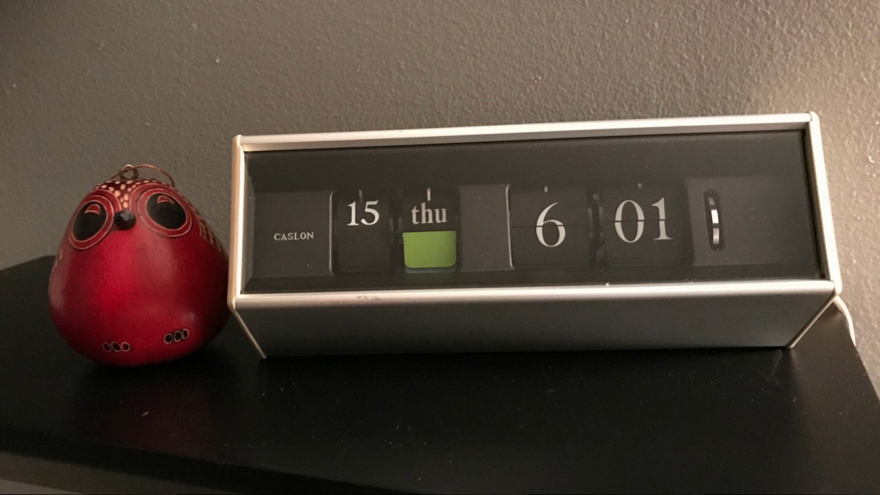 The Caslon 601 - An early calendar flip clock by Copal - Flip